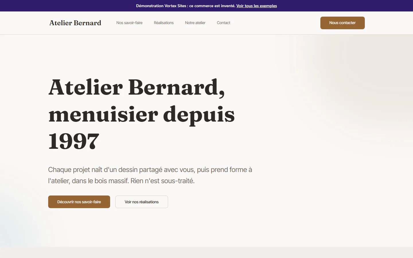 Démonstration Atelier Bernard sur un écran d'ordinateur : le nom de l'atelier en haut à gauche, quatre liens de menu, un bouton « Nous contacter », puis un grand titre en serif « Atelier Bernard, menuisier depuis 1997 », une phrase de présentation et deux boutons, sur un fond crème très clair.