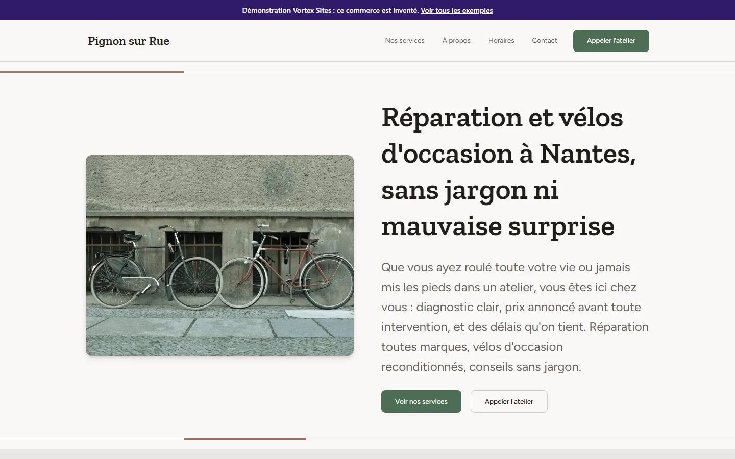 Démonstration Pignon sur Rue sur un écran d'ordinateur : le nom de l'atelier en haut à gauche, quatre liens de menu et un bouton « Appeler l'atelier », puis une photographie de deux vélos anciens appuyés contre un mur de rue pavée à gauche, et à droite le grand titre « Réparation et vélos d'occasion à Nantes, sans jargon ni mauvaise surprise », son texte d'introduction et deux boutons.