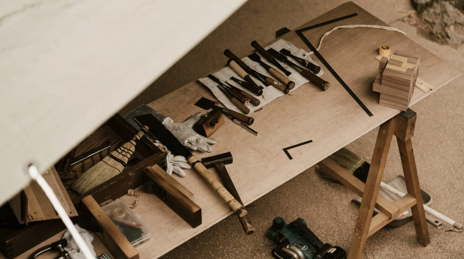 Établi de l'atelier avec les outils traditionnels de menuiserie