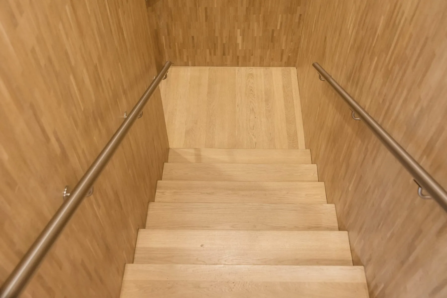 Escalier en bois sur mesure avec rampe métallique