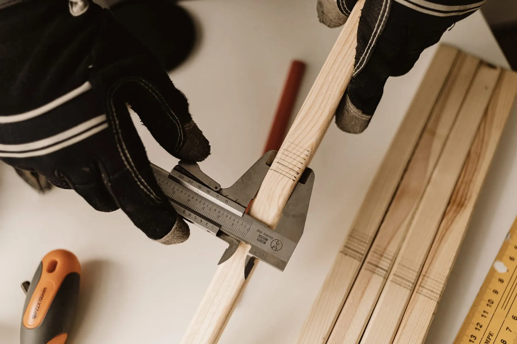 Mesure précise d'une pièce de bois au pied à coulisse