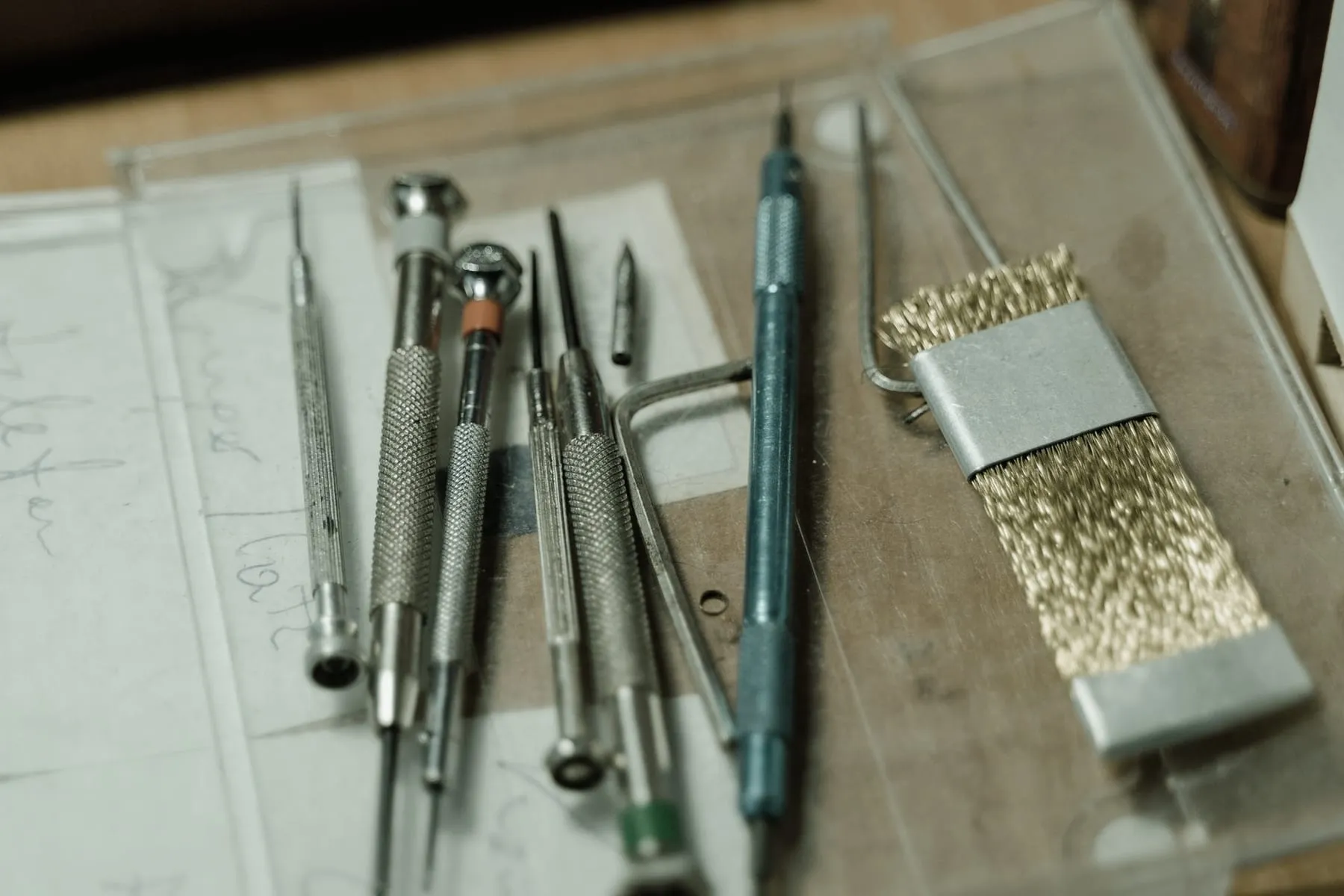 Outils de précision disposés sur un établi, prêts pour une intervention soignée.