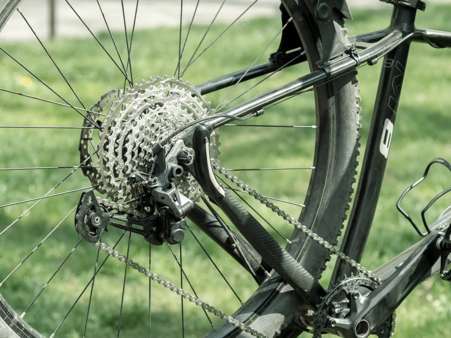Gros plan sur le mécanisme qui change les vitesses d'un vélo, la mécanique à nu.